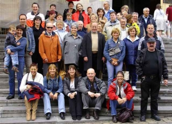 een deel van de (opgewekte) groep