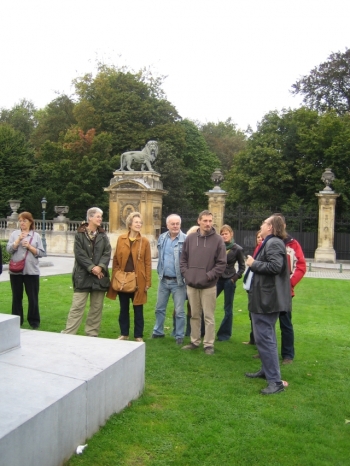 aan het koninklijk paleis
