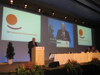 Rudy De Leeuw spreekt het congres toe (2)