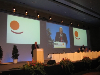 Rudy De Leeuw spreekt het congres toe