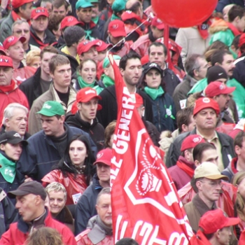 Rood met groene stippen